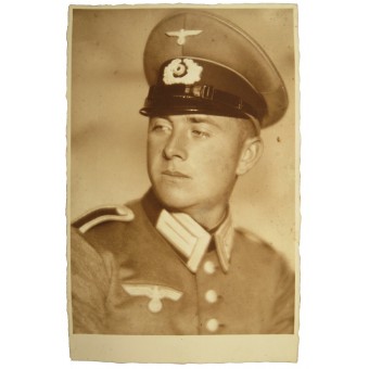 Wehrmachtsunteroffizier in Uniform und Schirmmütze. Espenlaub militaria